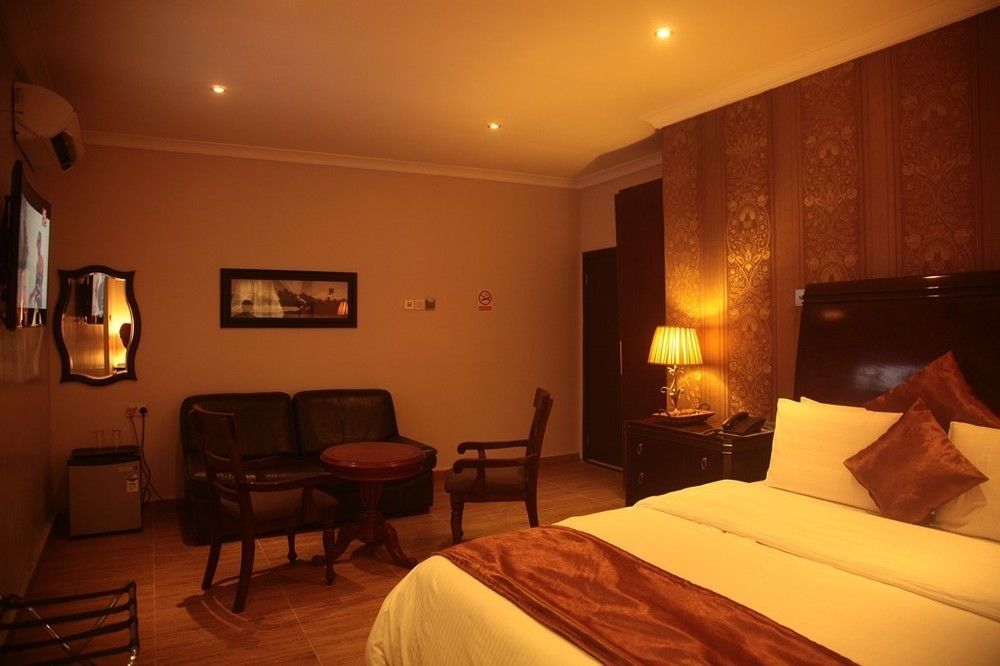 Fryburg Suites Aliayabiagba Exteriör bild