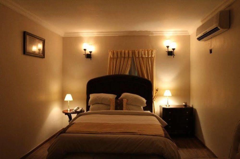 Fryburg Suites Aliayabiagba Exteriör bild