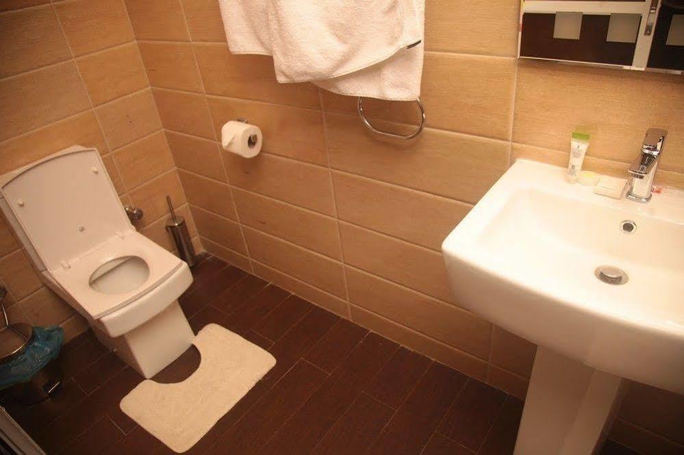 Fryburg Suites Aliayabiagba Exteriör bild