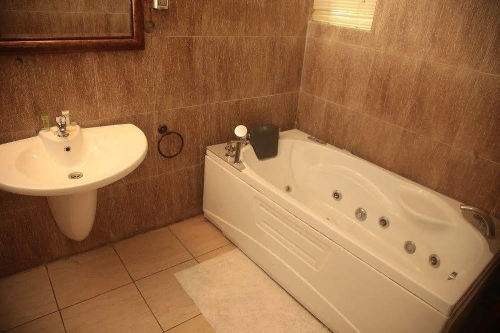 Fryburg Suites Aliayabiagba Exteriör bild